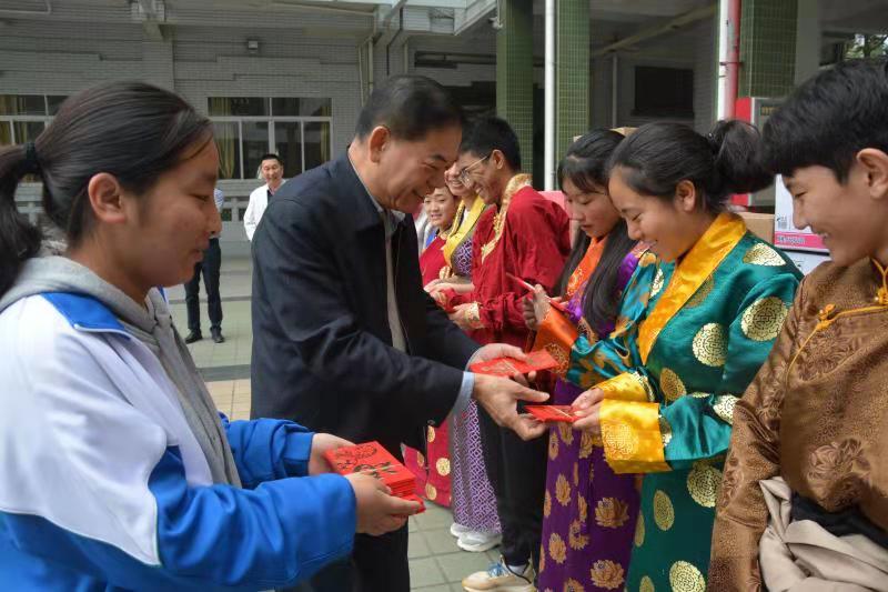 佛山市教育局领导慰问西藏学子